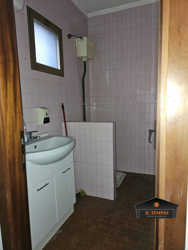 VICENZA-VICENZA OVEST: nella zona residenziale al piano terra, proponiamo un DEPOSITO/MAGAZZINO d...