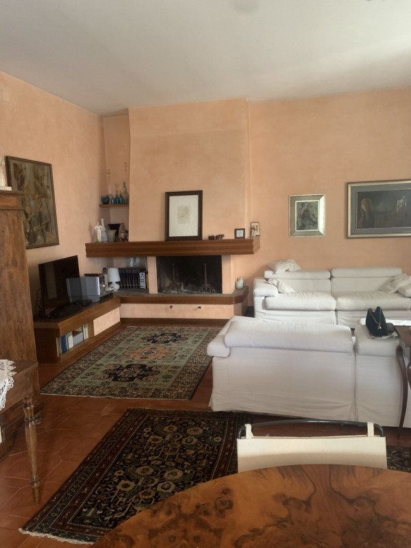 Scopri l'eleganza e la modernità di questa straordinaria villa contemporanea situata nel cuore de...
