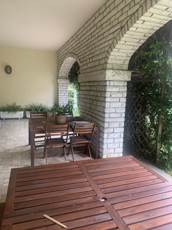 Scopri l'eleganza e la modernità di questa straordinaria villa contemporanea situata nel cuore de...