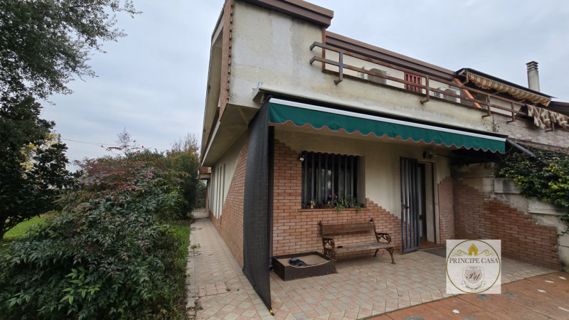 Rif. CS351 - Proponiamo porzione di Bifamiliare in posizione appartata ed a pochi minuti dai serv...