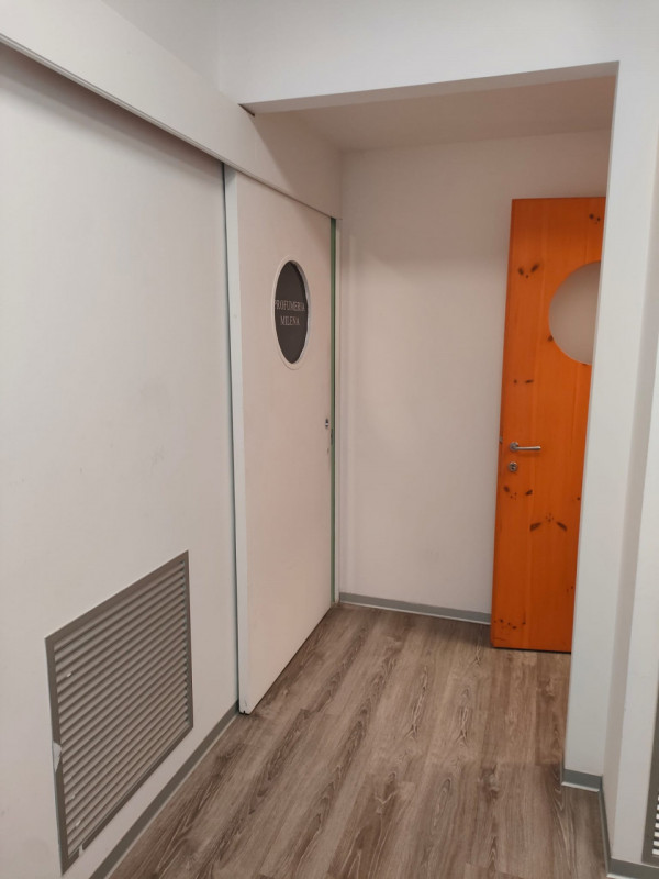 Affittasi locale commerciale di ottima visibilità situato nel centro pulsante di Trissino, a poch...