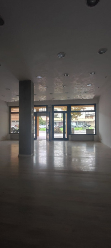 in zona centralissima e di passaggio, proponiamo in locazione negozio di 75 mq con ampie vetrine ...