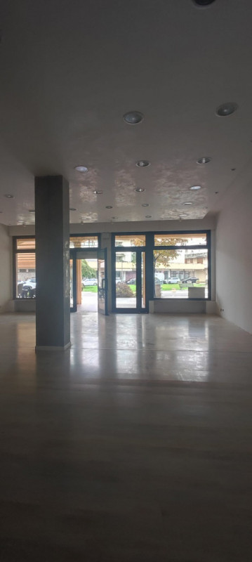 in zona centralissima e di passaggio, proponiamo in locazione negozio di 75 mq con ampie vetrine ...