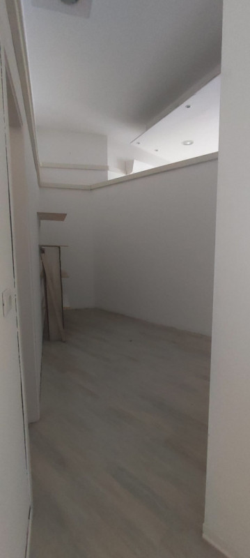 in zona centralissima e di passaggio, proponiamo in locazione negozio di 75 mq con ampie vetrine ...