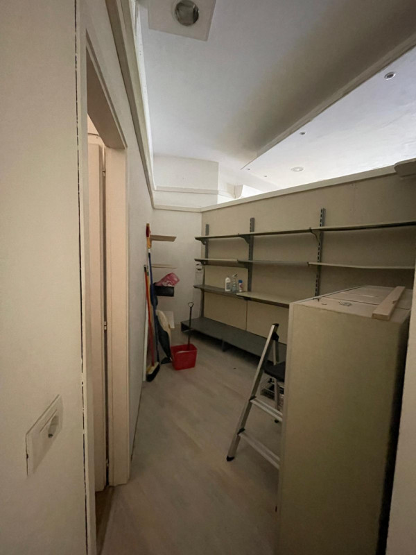 in zona centralissima e di passaggio, proponiamo in locazione negozio di 75 mq con ampie vetrine ...