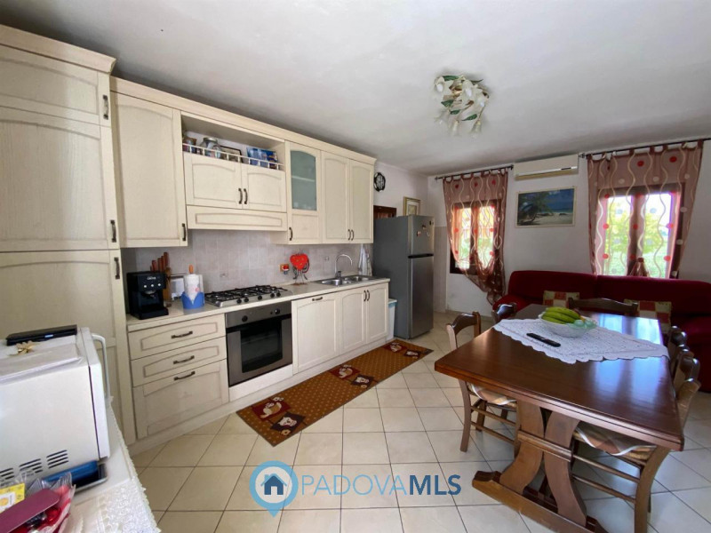 Immobile in esclusiva al Gruppo Padova MLS.
Ottima casa singola con terreno agricolo di oltre mq....