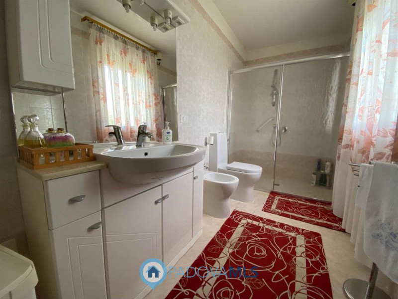 Immobile in esclusiva al Gruppo Padova MLS.
Ottima casa singola con terreno agricolo di oltre mq....