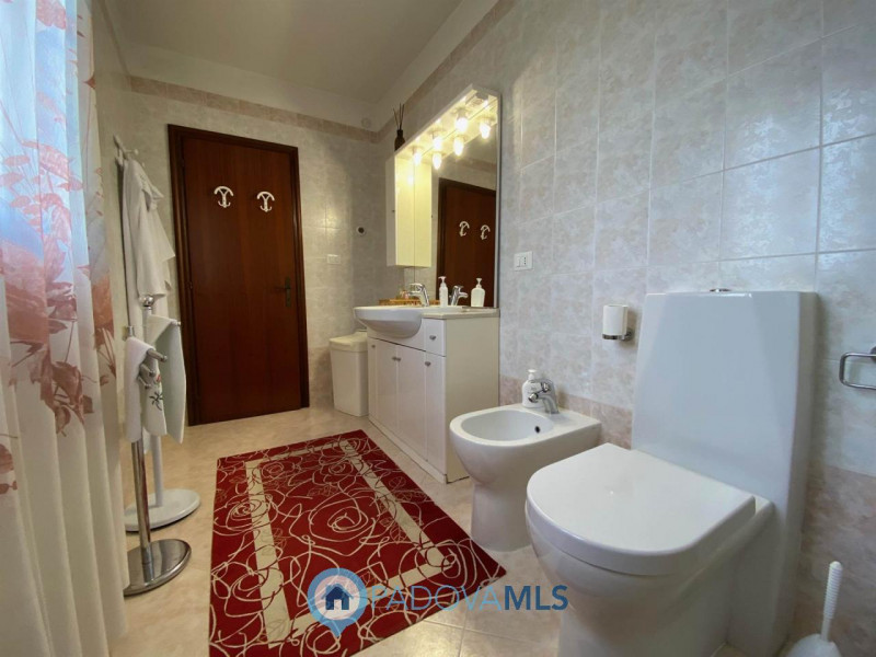 Immobile in esclusiva al Gruppo Padova MLS.
Ottima casa singola con terreno agricolo di oltre mq....