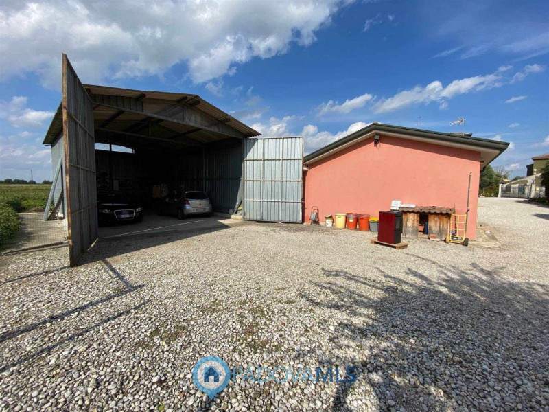 Immobile in esclusiva al Gruppo Padova MLS.
Ottima casa singola con terreno agricolo di oltre mq....