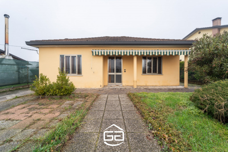 Questa abitazione in stile anni '50, parzialmente ristrutturata nel 2012, è la soluzione ideale p...