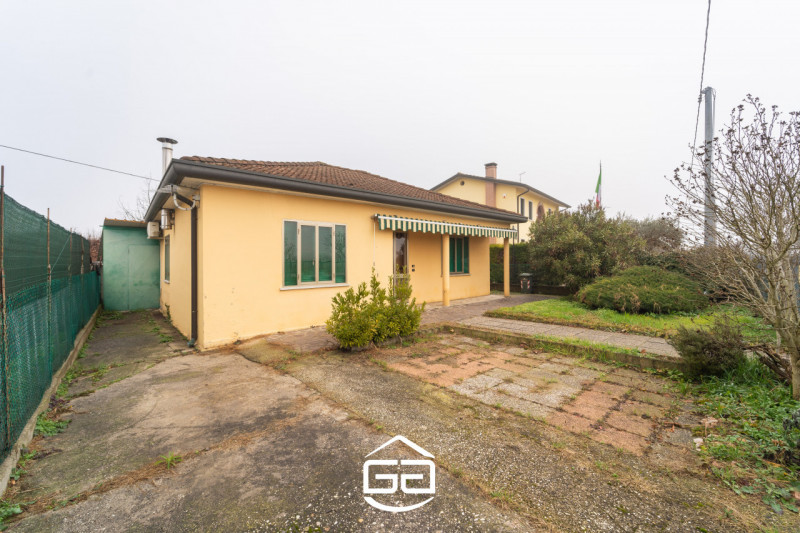 Questa abitazione in stile anni '50, parzialmente ristrutturata nel 2012, è la soluzione ideale p...