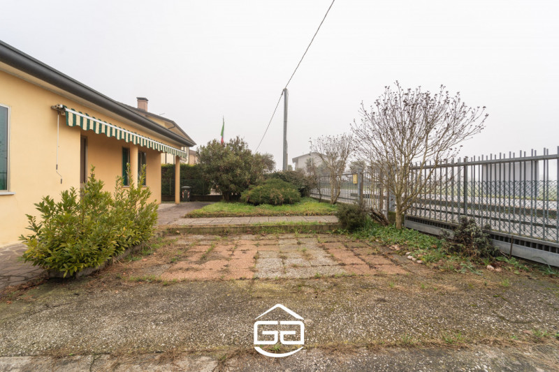 Questa abitazione in stile anni '50, parzialmente ristrutturata nel 2012, è la soluzione ideale p...