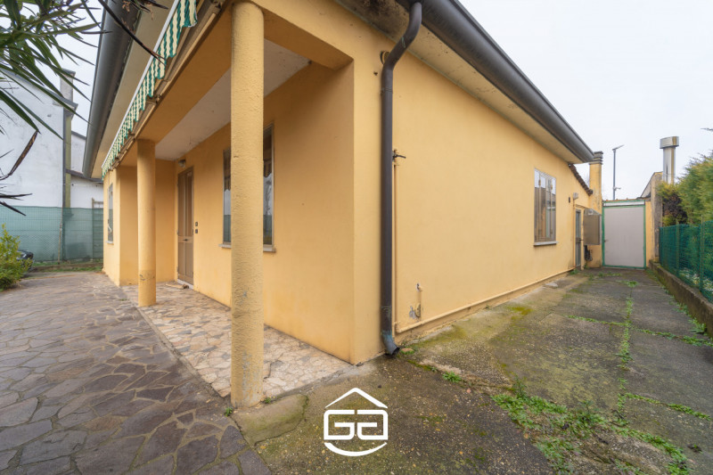 Questa abitazione in stile anni '50, parzialmente ristrutturata nel 2012, è la soluzione ideale p...