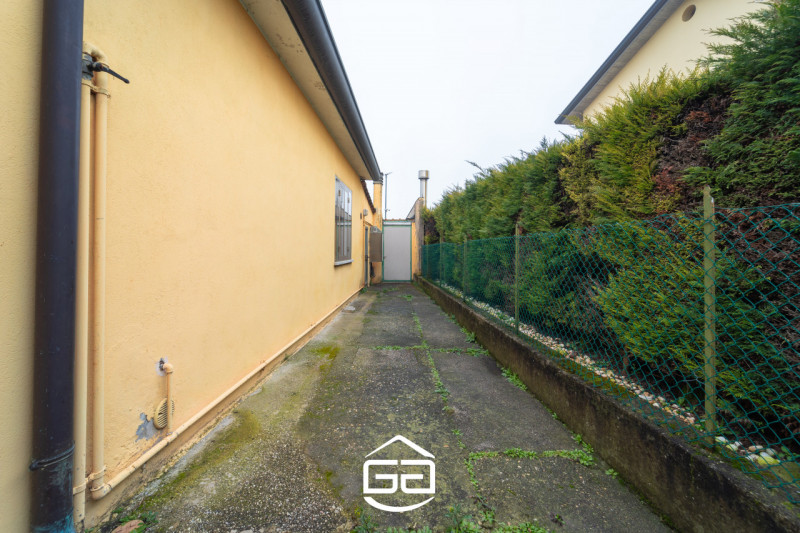 Questa abitazione in stile anni '50, parzialmente ristrutturata nel 2012, è la soluzione ideale p...