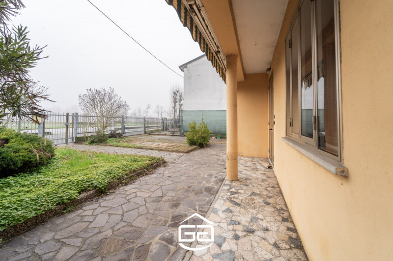 Questa abitazione in stile anni '50, parzialmente ristrutturata nel 2012, è la soluzione ideale p...