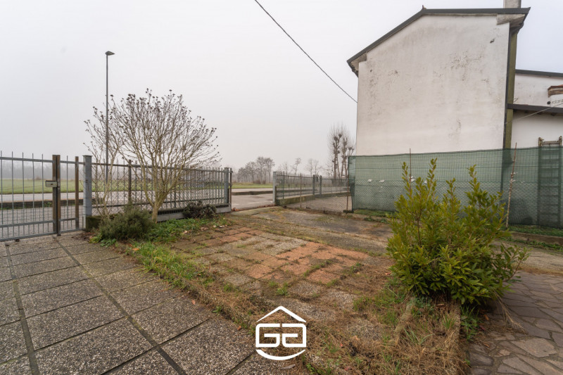 Questa abitazione in stile anni '50, parzialmente ristrutturata nel 2012, è la soluzione ideale p...