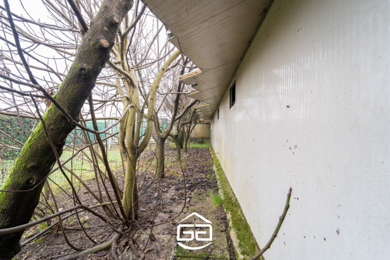 Questa abitazione in stile anni '50, parzialmente ristrutturata nel 2012, è la soluzione ideale p...