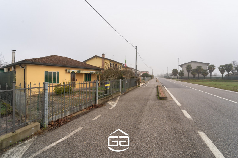 Questa abitazione in stile anni '50, parzialmente ristrutturata nel 2012, è la soluzione ideale p...