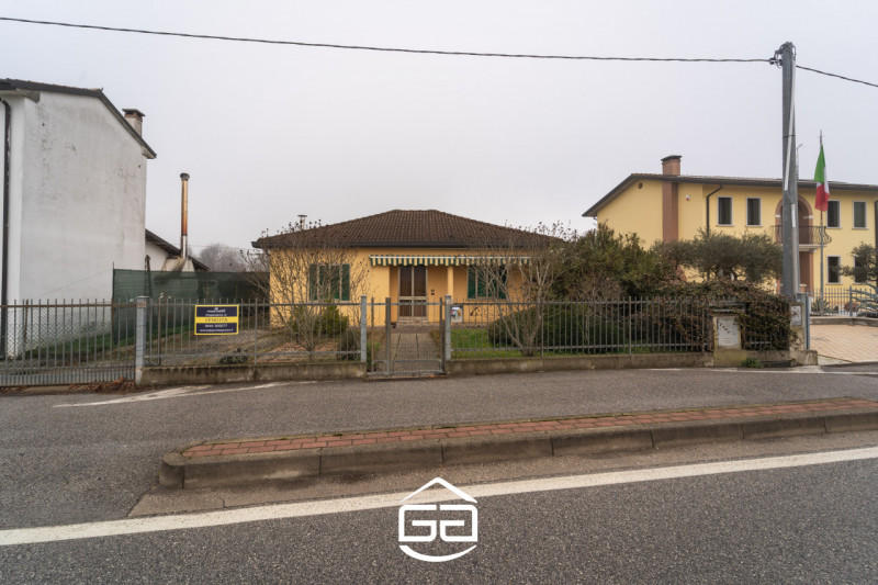 Questa abitazione in stile anni '50, parzialmente ristrutturata nel 2012, è la soluzione ideale p...