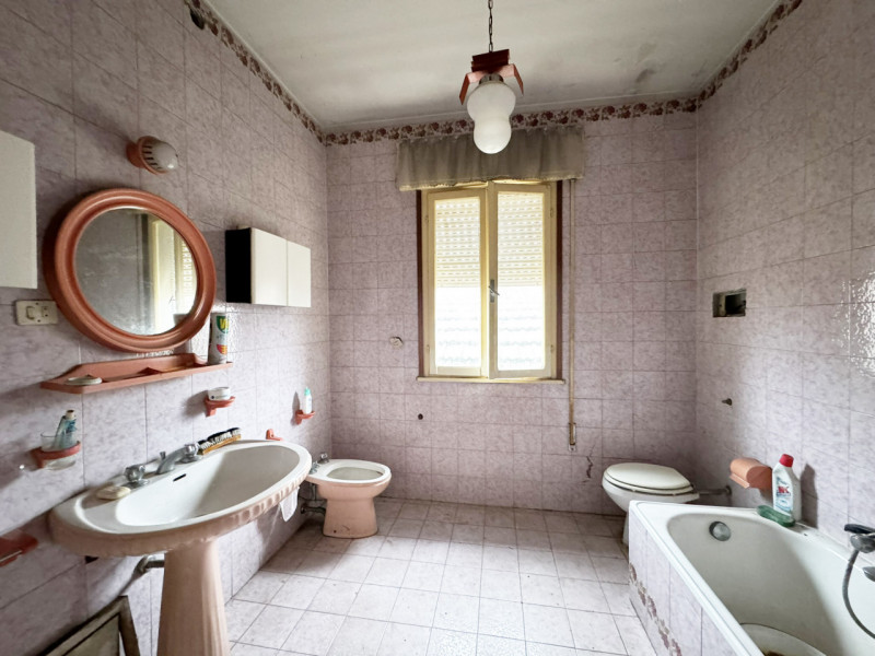 COMPOSIZIONE:
Compendio immobiliare composto al piano terra da officina con ufficio e ripostiglio...