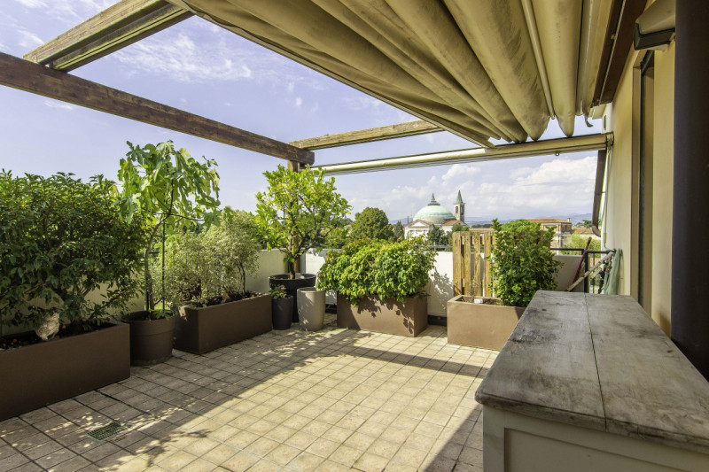 In viale Trieste proponiamo in vendita un elegante appartamento in una recente palazzina servita ...