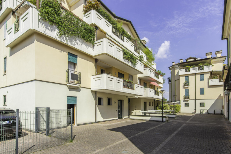 In viale Trieste proponiamo in vendita un elegante appartamento in una recente palazzina servita ...