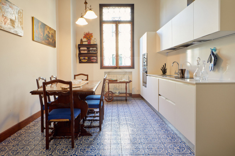 PADOVA CENTRO - ZONA SANTO

In prestigioso contesto d'epoca di sole 3 unità splendido PIANO NOBIL...