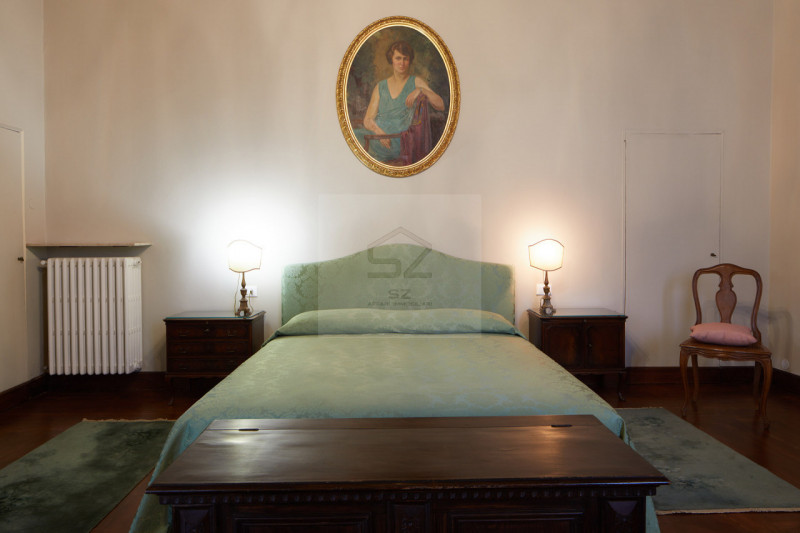 PADOVA CENTRO - ZONA SANTO

In prestigioso contesto d'epoca di sole 3 unità splendido PIANO NOBIL...