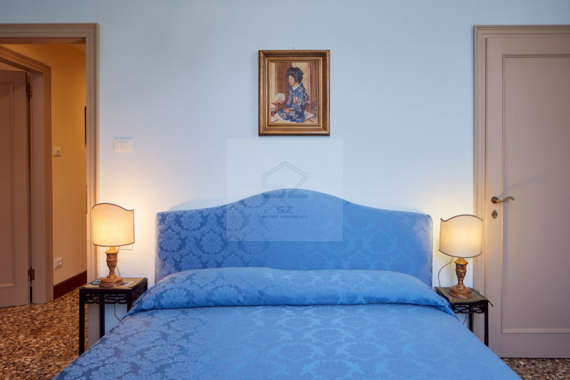 PADOVA CENTRO - ZONA SANTO

In prestigioso contesto d'epoca di sole 3 unità splendido PIANO NOBIL...