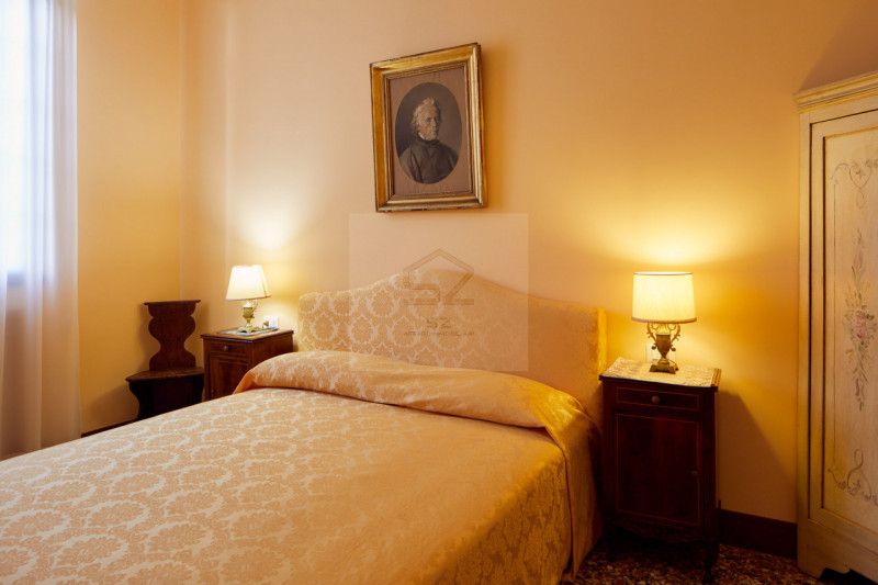 PADOVA CENTRO - ZONA SANTO

In prestigioso contesto d'epoca di sole 3 unità splendido PIANO NOBIL...