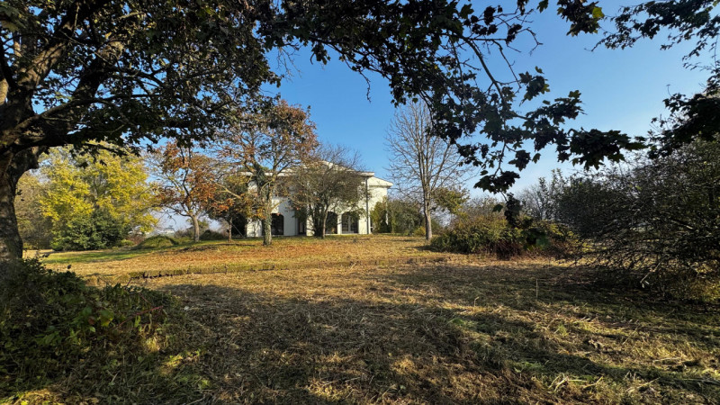 Proponiamo in vendita una bellissima villa singola immersa nella tranquillità, con giardino esclu...