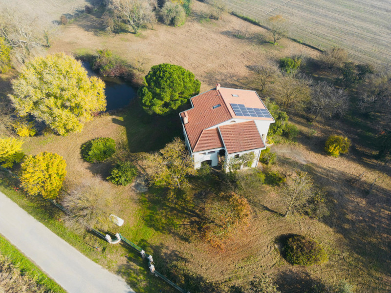 Proponiamo in vendita una bellissima villa singola immersa nella tranquillità, con giardino esclu...