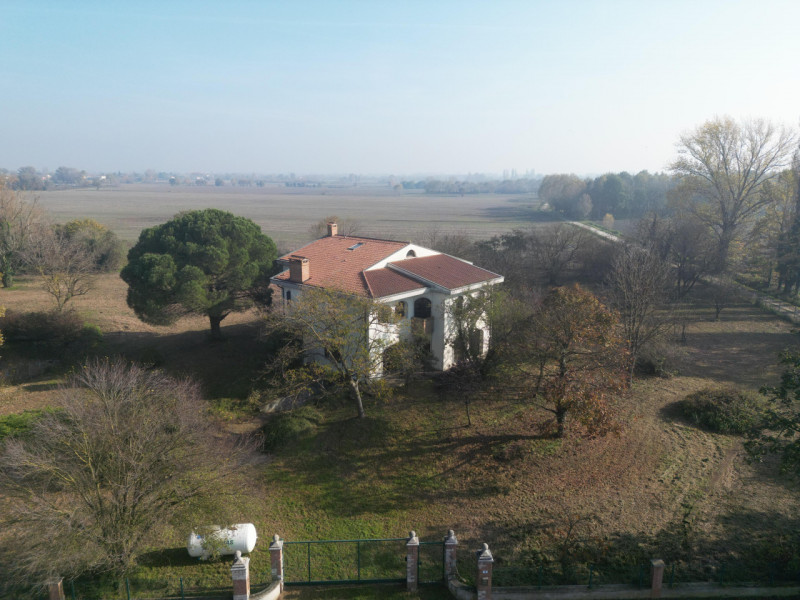 Proponiamo in vendita una bellissima villa singola immersa nella tranquillità, con giardino esclu...