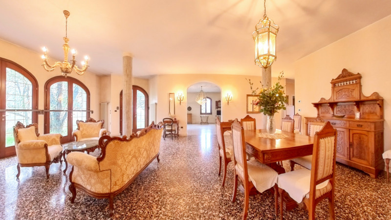 Proponiamo in vendita una bellissima villa singola immersa nella tranquillità, con giardino esclu...