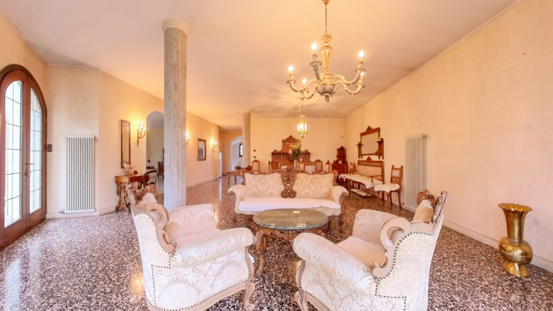 Proponiamo in vendita una bellissima villa singola immersa nella tranquillità, con giardino esclu...