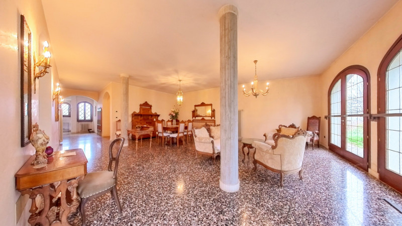 Proponiamo in vendita una bellissima villa singola immersa nella tranquillità, con giardino esclu...