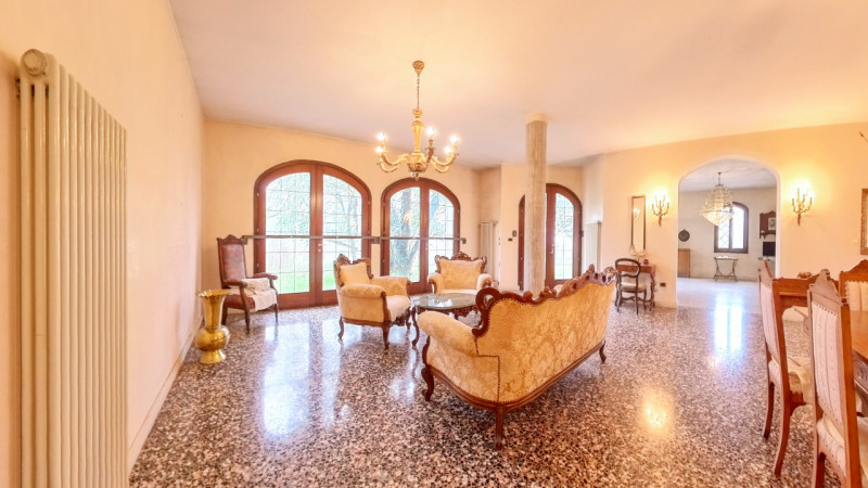 Proponiamo in vendita una bellissima villa singola immersa nella tranquillità, con giardino esclu...