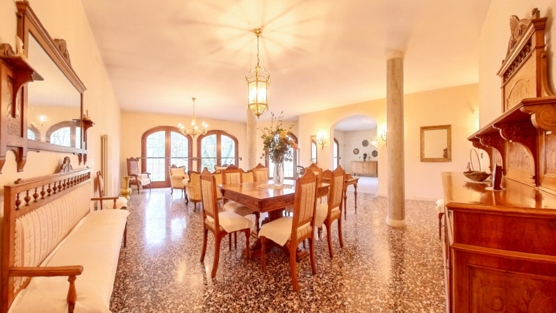 Proponiamo in vendita una bellissima villa singola immersa nella tranquillità, con giardino esclu...