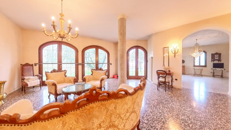 Proponiamo in vendita una bellissima villa singola immersa nella tranquillità, con giardino esclu...