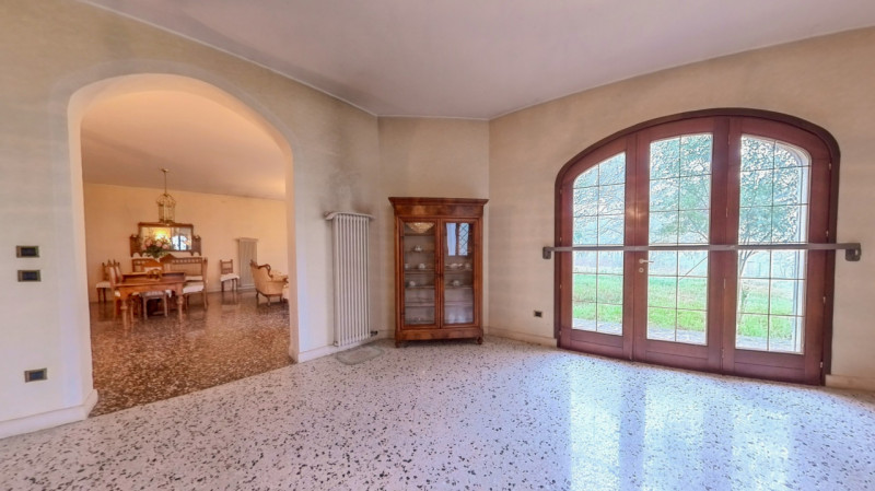 Proponiamo in vendita una bellissima villa singola immersa nella tranquillità, con giardino esclu...