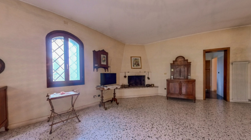 Proponiamo in vendita una bellissima villa singola immersa nella tranquillità, con giardino esclu...
