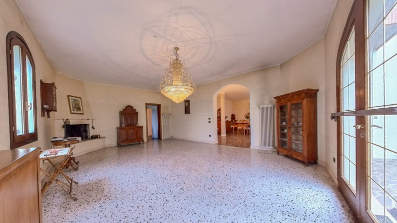 Proponiamo in vendita una bellissima villa singola immersa nella tranquillità, con giardino esclu...