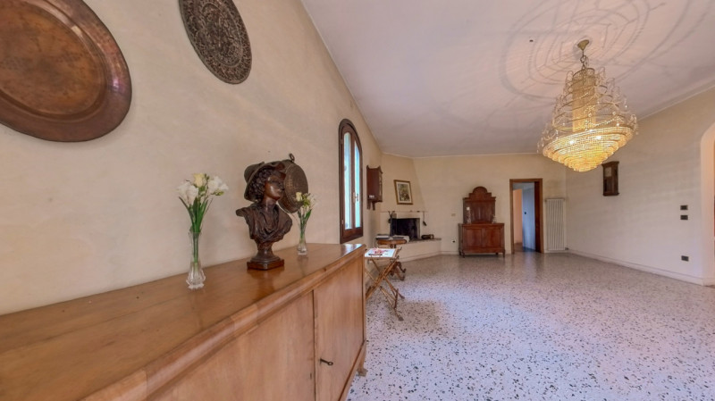 Proponiamo in vendita una bellissima villa singola immersa nella tranquillità, con giardino esclu...