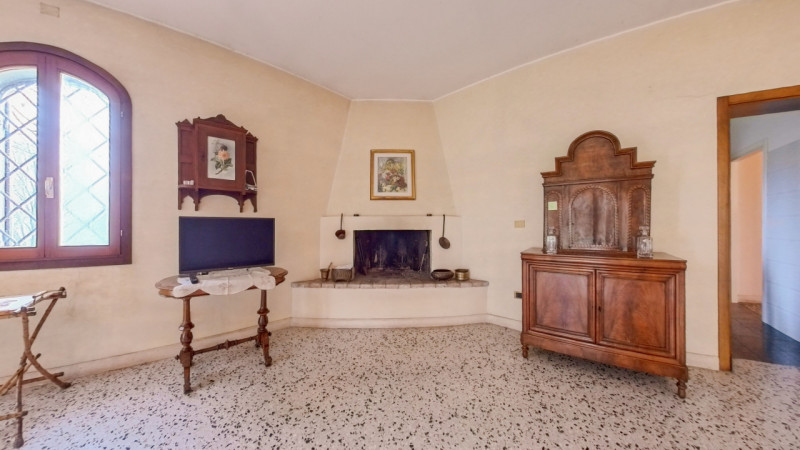 Proponiamo in vendita una bellissima villa singola immersa nella tranquillità, con giardino esclu...