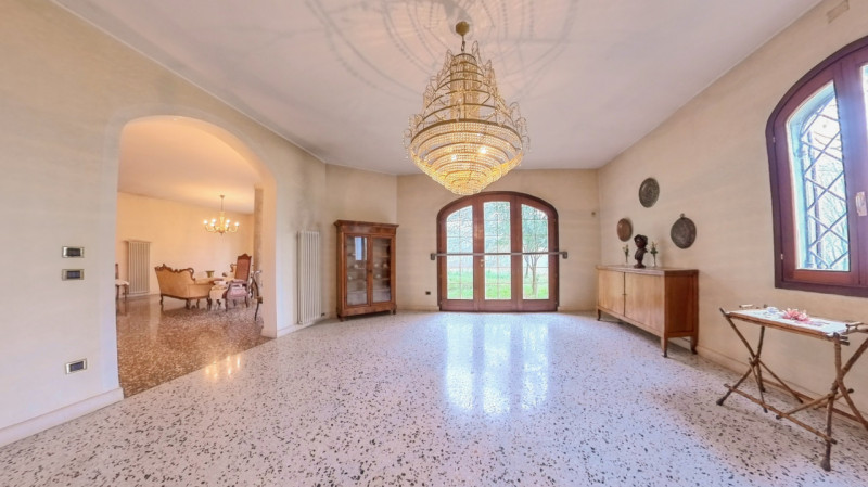 Proponiamo in vendita una bellissima villa singola immersa nella tranquillità, con giardino esclu...