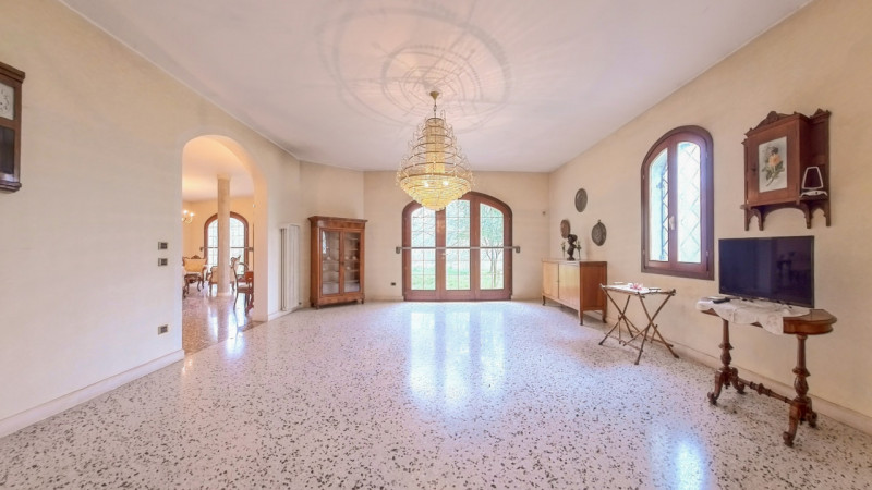 Proponiamo in vendita una bellissima villa singola immersa nella tranquillità, con giardino esclu...