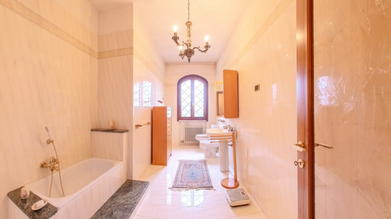 Proponiamo in vendita una bellissima villa singola immersa nella tranquillità, con giardino esclu...