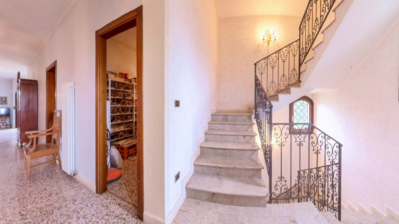 Proponiamo in vendita una bellissima villa singola immersa nella tranquillità, con giardino esclu...