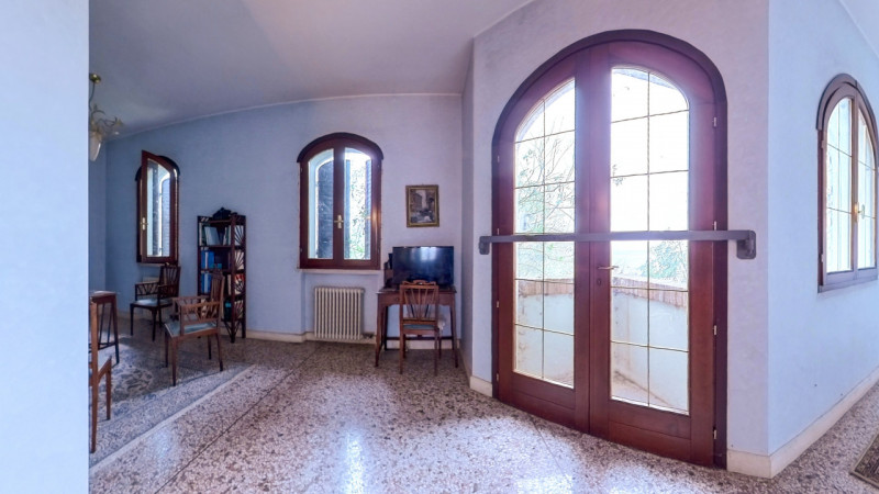 Proponiamo in vendita una bellissima villa singola immersa nella tranquillità, con giardino esclu...