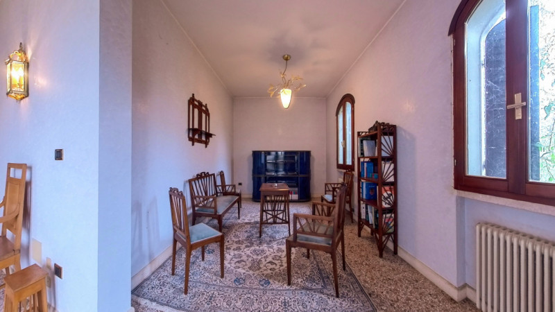 Proponiamo in vendita una bellissima villa singola immersa nella tranquillità, con giardino esclu...